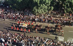 10'000 Leute säumen den Leichenzug von Prinzessin Diana vom Kensington Palast zur Westminster Abbey. (Bild: Barry Bachelor/EPA (London 6. September 1997))