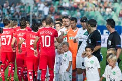 Handshake vor dem Spiel. (Bild: Michel Canonica)
