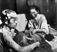 Opfer in Hiroshima verstecken sich in den Ruinen einer Bank. Hier wurde auch ein provisorisches Spital eingerichtet. (Bild: Keystone)