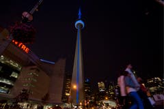 Auch der CN Tower leuchtet in blau. (Bild: Keystone)