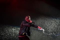 Als ob's nicht schon nass genug wäre: Macklemore tauft die Zuhörer. (Bild: Urs Jaudas)