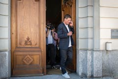 Jan Ullrich verlässt nach der Urteilsverkündigung das Weinfelder Rathaus. (Bild: Benjamin Manser)