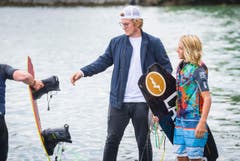 Wakeboard-Spektakel "Roughriderscup" in Romanshorn. Nachwuchstalent Jamie ist mit 13 Jahren schon sehr gut unterwegs. Letzte Besprechung mit dem Bruder vor dem Run. (Bild: Andrea Stalder)