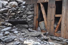 Auch innerhalb eines Stalls fand sich Geröll. (Bild: Sarganserländer/Michael Kohler)