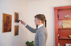Während die heiligen Ikonen mit Weihrauch eingeweiht werden, wird ein Gebet gesprochen. (Bild: Ralph Ribi)