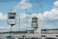 Blick von der Besucherterrasse auf den Tower von Skyguide. (Bild: Ralph Ribi)