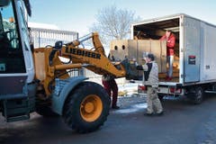 Die Tigerin wird in der Transportbox ausgeladen. (Bild: pd)