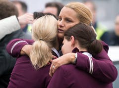 Trauer um die Arbeitskollegen: Angestellte der Airline Germanwings in Köln. (Bild: Keystone)