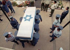 Zwei Tage nach Rabins Ermordung tragen israelische Soldaten den Sarg zur letzten Ruhestätte, den Herzlberg in Jerusalem. (Bild: Keystone)