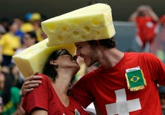 Ein käsiger Kuss vor dem wichtigen Spiel der Schweizer. (Bild: Keystone)