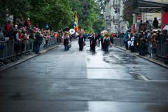 Im Marsch durch die nassen Strassen St.Gallens. (Bild: Michel Canonica)