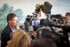 Ullrich gibt vor den Medien eine Stellungnahme ab. (Bild: Benjamin Manser)