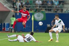 Rafael Carioca von Spartak und die beiden St.Galler Matias Vitkieviez und Dejan Janjatovic. (Bild: Michel Canonica)