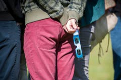 Die Schutzbrille war ein begehrtes Accessoire an diesem Tag. (Bild: Urs Bucher)