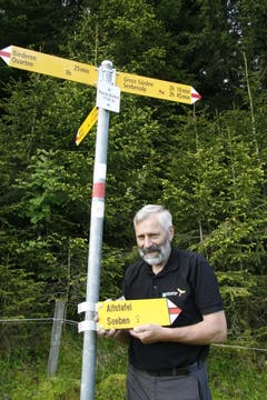 Die neuen Wegweiser sind auf beiden Seiten bedruckt. So sehen die Wanderer, egal woher sie kommen, wo es lang geht. (Bild: Jolanda Riedener)