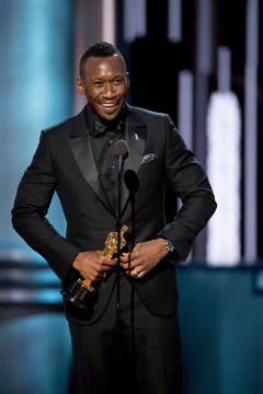 Der Beste Nebendarsteller, Mahershala Ali, bedankt sich bei seinen Unterstützern. (Bild: Aaron Poole/Keystone)