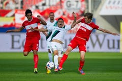 Roberto Rodriguez wird ins Sandwich genommen. (Bild: Michel Canonica)