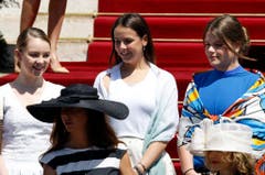 Und die Cousinen der Zwillinge: Prinzessin Alexandra (links), Tochter von Prinzessin Caroline von Hannover, und Pauline Ducruet (Mitte) sowie Camille Gottlieb (rechts), Töchter von Prinzessin Stephanie von Monaco. (Bild: Keystone)