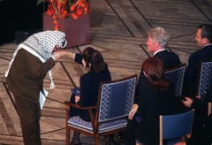 Palästinenserführer Yassir Arafat küsst die Hand von Rabins Frau Leah während eines Gedenkgottesdiensts in Oslo. (Bild: Keystone)