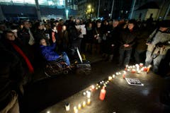 Menschen nehmen an einer Solidaritätskundgebung in Genf teil. (Bild: Keystone)