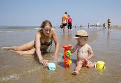 Schöne Familienmomente am Strand von Scheveningen in den Niederlanden. (Bild: BART MAAT (EPA ANP))