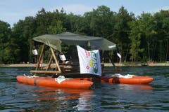 Seit den 80ern lässt sich Heinz Keller mit seinem umstrittenen Schaukelboot auf dem Rhein treiben. (Bild: PD)