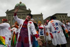 Fast 200 Spitalclowns aus der ganzen Welt versammelten sich auf dem Bundesplatz. (Bild: Keystone)
