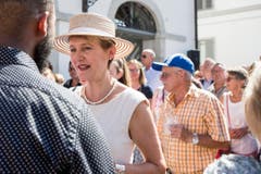 Justizministerin Simonetta Sommaruga sah mit hellem Kleid und weiss gestreiftem Hütchen aus, als würde sie in die Toskana fahren. (Bild: ALEXANDRA WEY (KEYSTONE))