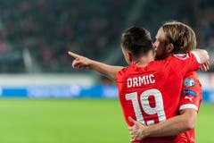 Josip Drmic bejubelt den ersten Treffer für die Schweizer Nati von Michael Lang. (Bild: Keystone)