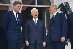 Der damalige US-Präsident John F. Kennedy (l), der damalige Bundespräsident Heinrich Lübke und der damalige Bundeskanzler Konrad Adenauer stehen im Juni 1963 auf der Terrasse der Villa Hammerschmidt in Bonn. (Bild: Keystone)