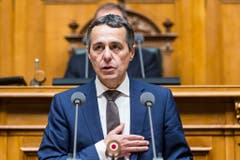 Der neugewählte Bundesrat Ignazio Cassis erklärt Annahme der Wahl. (Bild: Keystone)