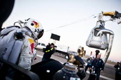 Felix Baumgartner auf dem Weg zur Kapsel. (Bild: Keystone)
