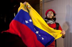 Ein Mann schwenkt die Flagge Venezuelas in Mexiko City. (Bild: Keystone)