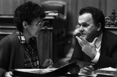 Die St.Galler CVP-Nationalrätin Eva Segmüller diskutiert während der Wintersession im Dezember 1986 mit Bundesrat Otto Stich. (Bild: Keystone)