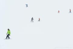 Endlich weiss: Am Hang des Skiliftes Vögelinsegg in Speicher werden erste Spuren im Schnee gezogen (8.1.2017). (Bild: Benjamin Manser)