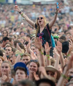 Eine junge Frau geht voll mit der Musik mit, hat aber trotzdem Zeit, Seifenblasen zu produzieren. (Bild: Benjamin Manser)