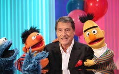 Ernie, Bert und das Cookie Monster der Sesam Strasse posieren am 5. Februar 2013 zusammen mit Udo Jürgens. (Bild: Keystone)