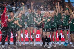 Der zehnten Cupsieg wird ordentlich mit Champager begossen. (Bild: Keystone)
