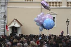 Zahlreiche Menschen warten vor dem Palast, um die Zwillinge zu Gesicht zu bekommen. (Bild: Keystone)