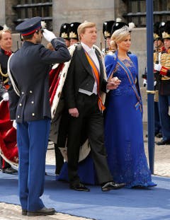 König Willem-Alexander und Königin Maxima treffen bei der Nieuwe Kerk zur Einsetzungszeremonie ein. (Bild: Keystone)