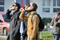 Ohne Schutzbrillen ging nichts an diesem sonnigen Morgen. (Bild: Donato Caspari)