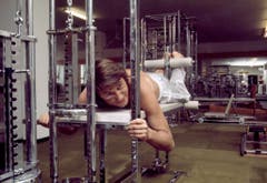 Udo Jürgens in einem Fitnessstudio im Jahr 1975. (Bild: Keystone)