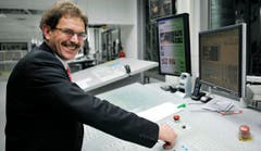 Regierungspräsident Jakob Stark drückt den Knopf zum Start. (Bild: Reto Martin)