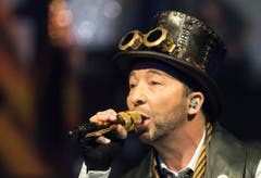 Der Meister hat den Durchblick - am goldenen Mikrofon. (Bild: Keystone)
