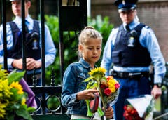 Ein Mädchen bringt im Gedenken an den verstorbenen Prinzen Johan Friso Blumen zum Palast Huis ten Bosch. (Bild: Keystone)