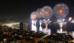 Feuerwerk erhellt die Copacabana in Rio de Janeiro. (Bild: Keystone)