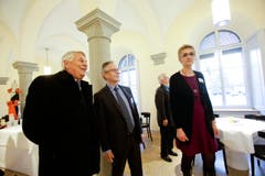Regierungsrat Claudius Graf-Schelling (Mitte) mit interessierten Besuchern im umgebauten Regierungsgebäude. (Bild: Donato Caspari)
