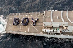 Mitglieder der British Royal Navy zeigen die Freude über die Geburt des königlichen Babys auf ihre Art. (Bild: Keystone)