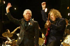James Last und ein Bandmitglied begeistern am Muttertag, 12. Mai 2002 die vielen weiblichen Fans im Zürcher Hallenstadion. (Bild: Keystone)