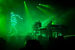 Die Sitterbühne war beim Auftritt der Chemical Brothers ganz in Grün getaucht. (Bild: Peer Füglistaller)